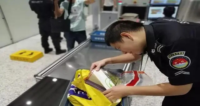 Môže olej na nechty priniesť do lietadla?